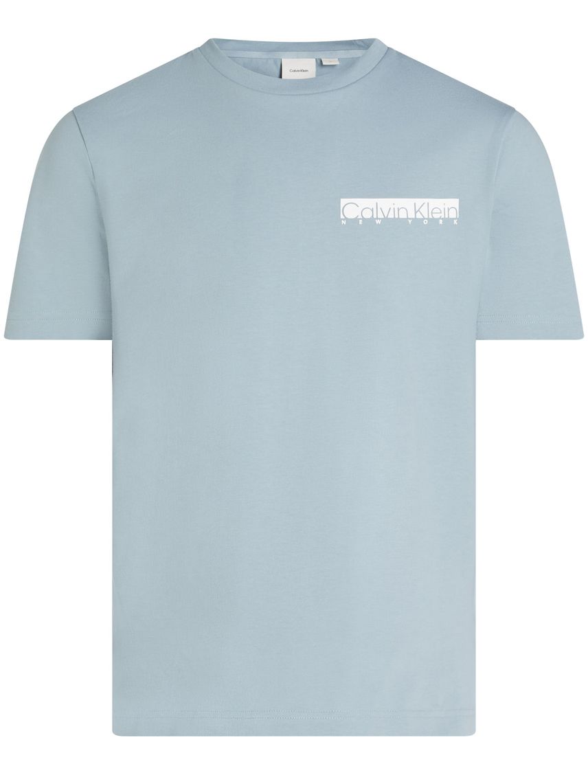 Remera con logotipo en caja