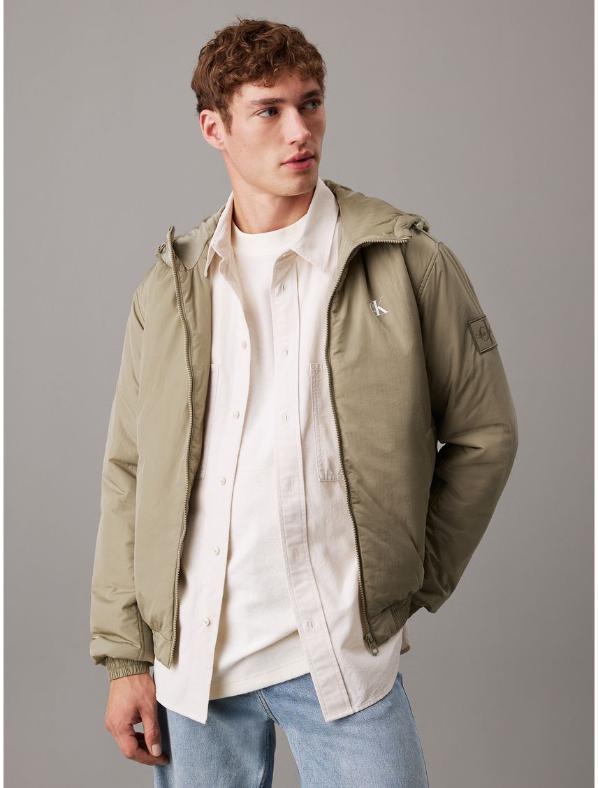 Campera de nailon con capucha y cremallera