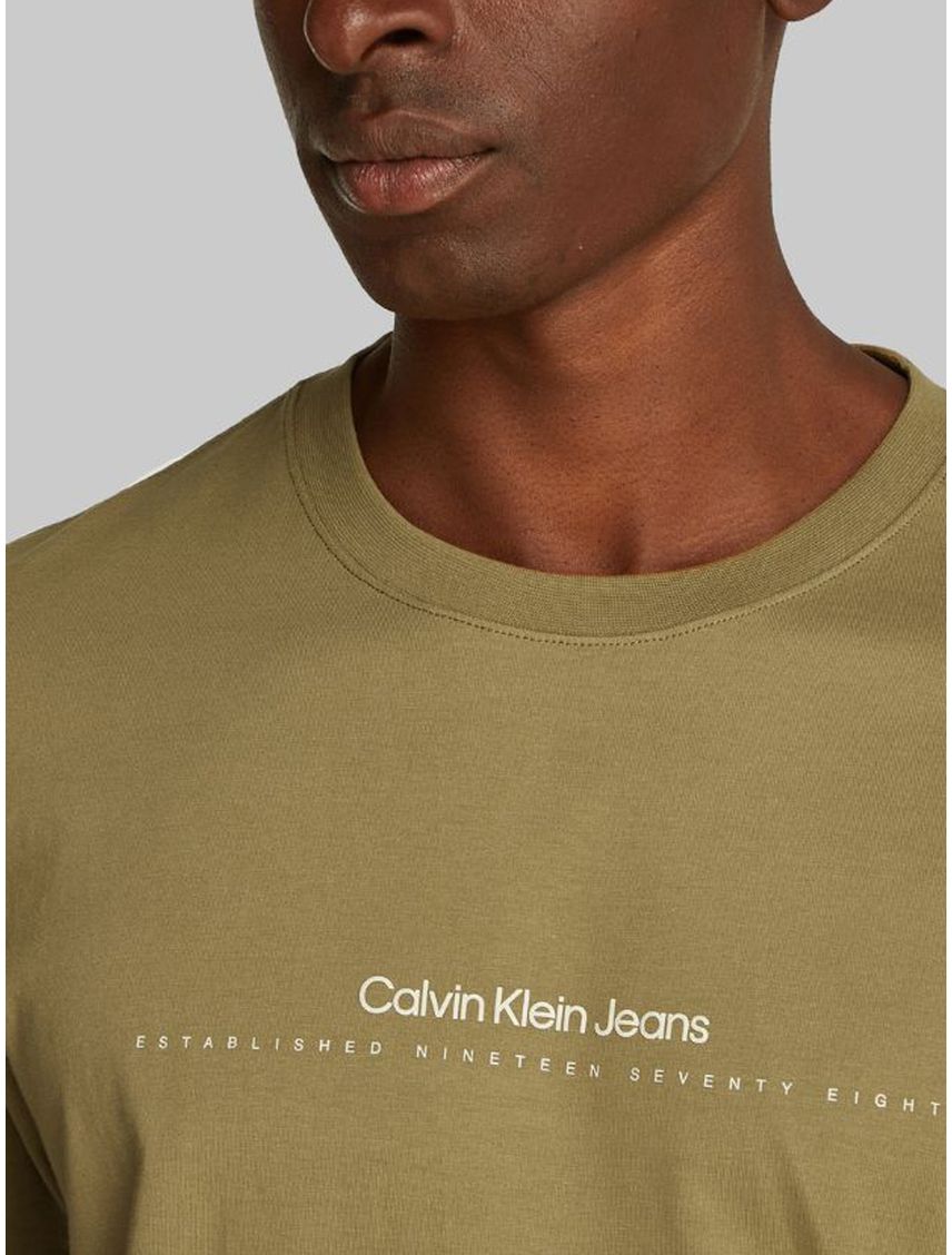 Remera con logo pequeño