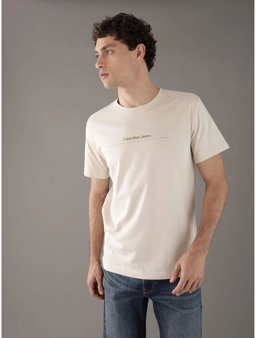 Remera con logo pequeño