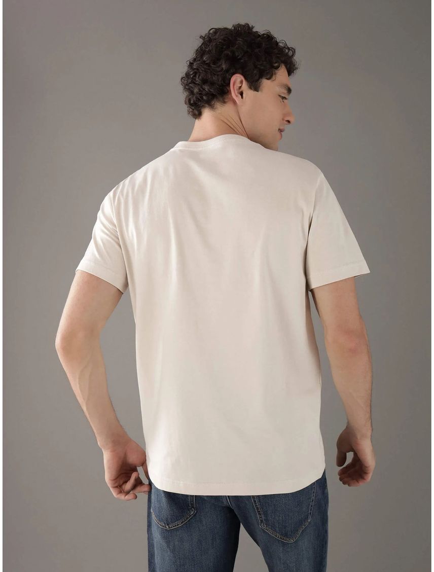 Remera con logo pequeño