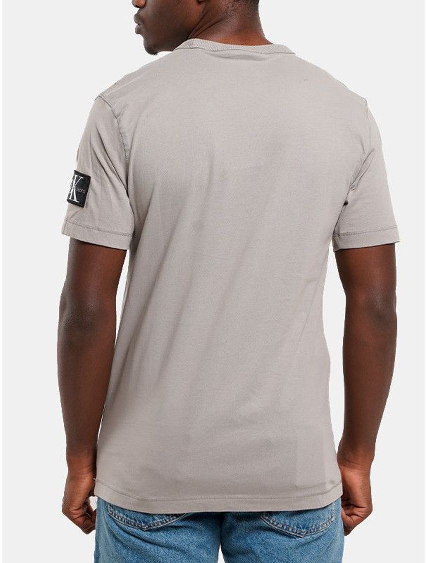 Remera de algodón con insignia