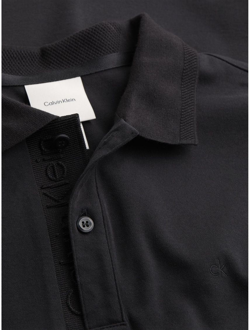 Chomba con logotipo en el pliegue de botones