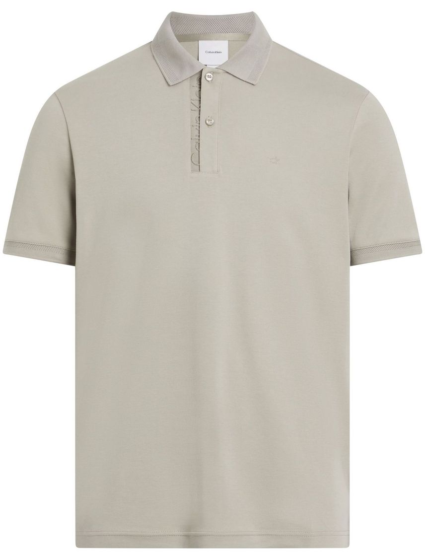 Chomba con logotipo en el pliegue de botones