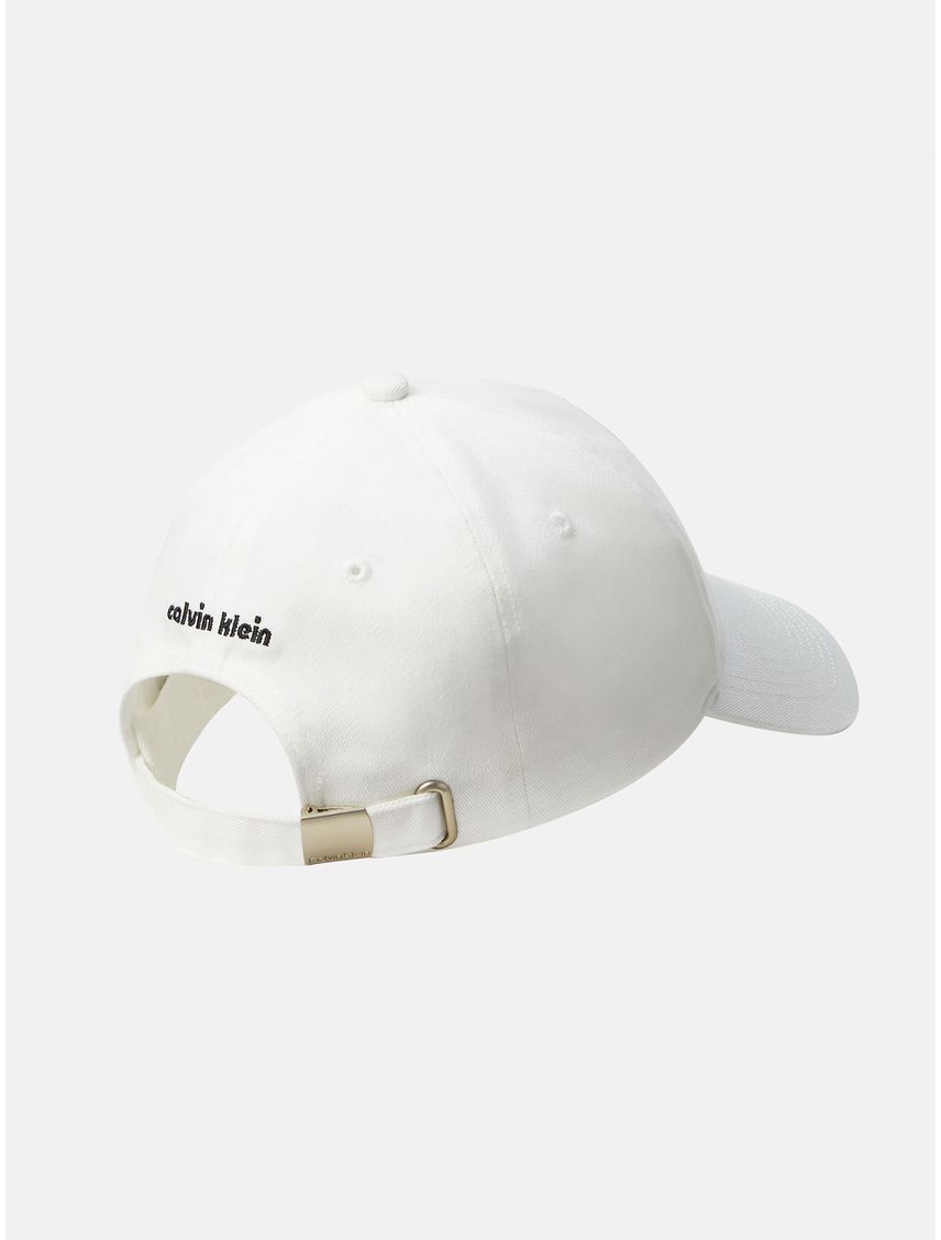Gorra con monograma gráfico bordado