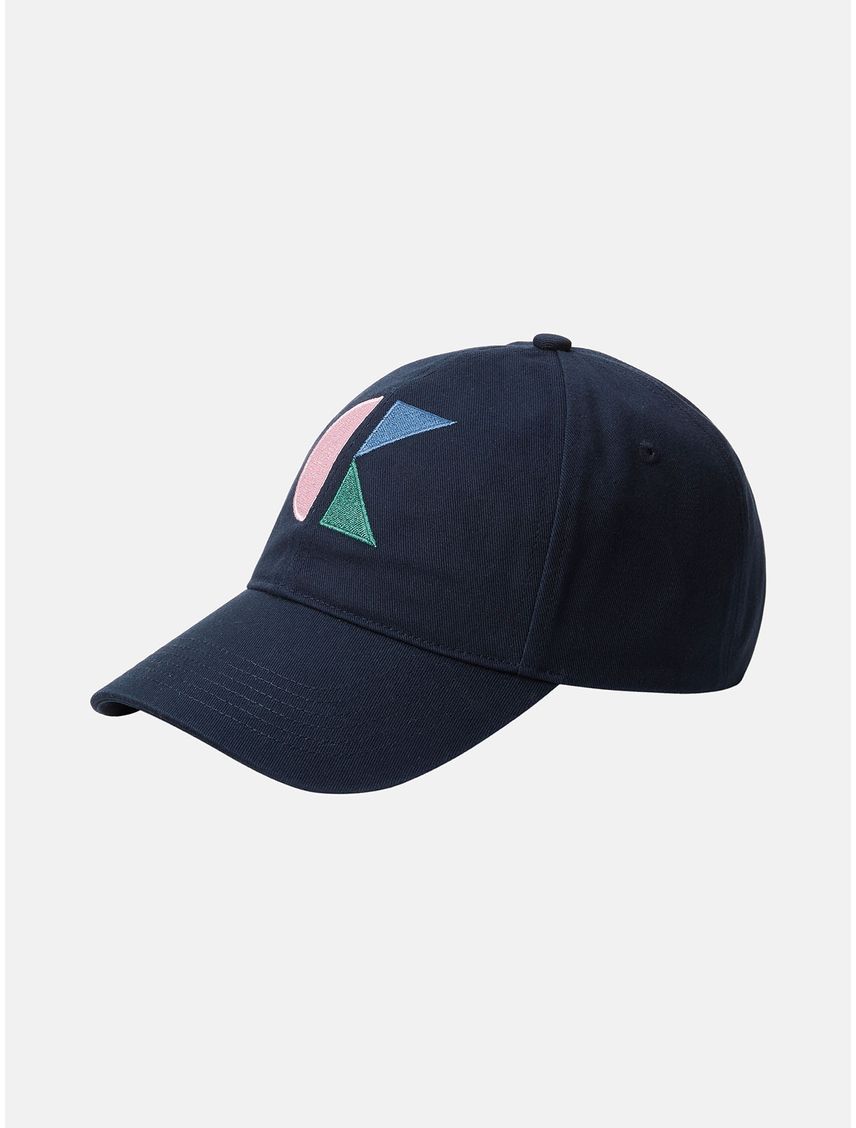 Gorra con monograma gráfico bordado