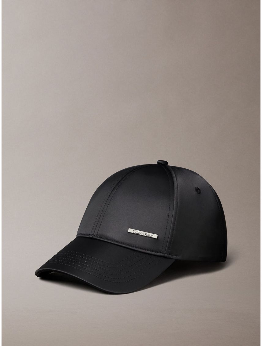 Gorra satinada con logo metálico