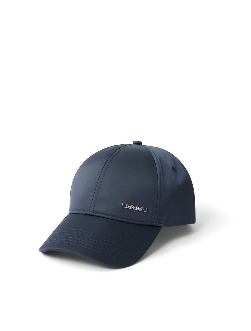 Gorra satinada con logo metálico