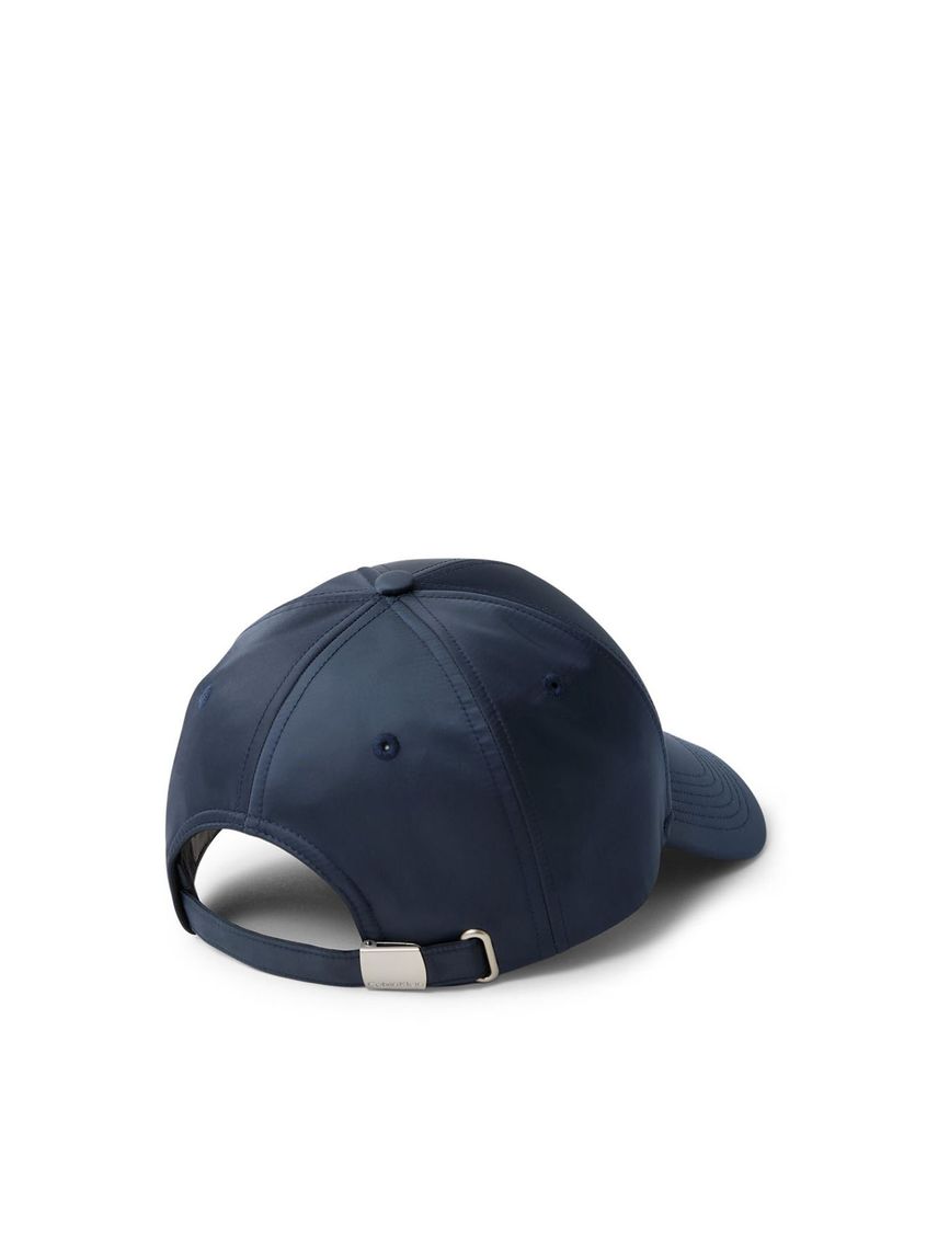 Gorra satinada con logo metálico